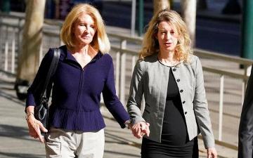 Former Theranos CEO Elizabeth Holmes, right, and her mother, Noel Holmes, arrive at federal court in San Jose, Calif., Thursday, Sept. 1, 2022. (AP Photo;Jeff Chiu) image link to story