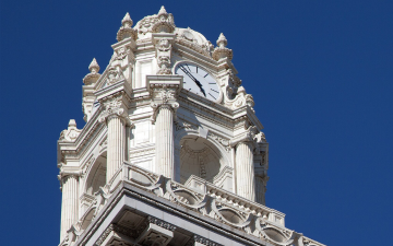 Beaux-Arts style cupola and clock tower of the Oakland City Hall, California. Photo by Almonroth and reused under the Creative Commons Attribution-Share Alike 3.0 Unported license.