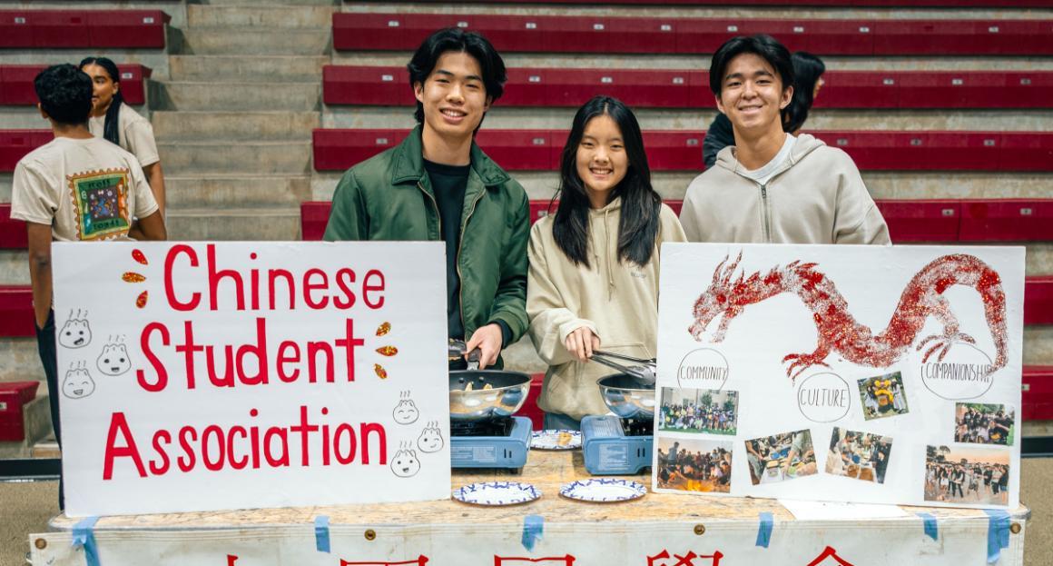 Chinese Student Association members promote their club with traditional foods 