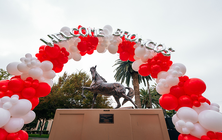 Bronco Statue with Welcome Broncos balloon banner behind it.