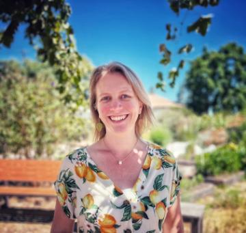 Profile photo of Maria Judnick outside in a garden