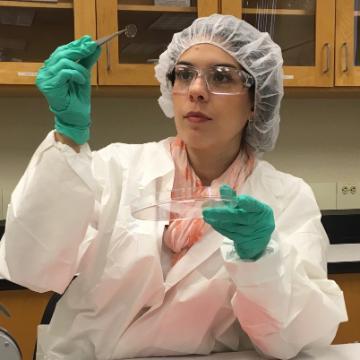 Laura Rivas Yepes, M.S. '20 in a bioengineering lab